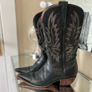 Get your cowgirl on with these hand crafted leather, Charlie Horse cowboy boots.